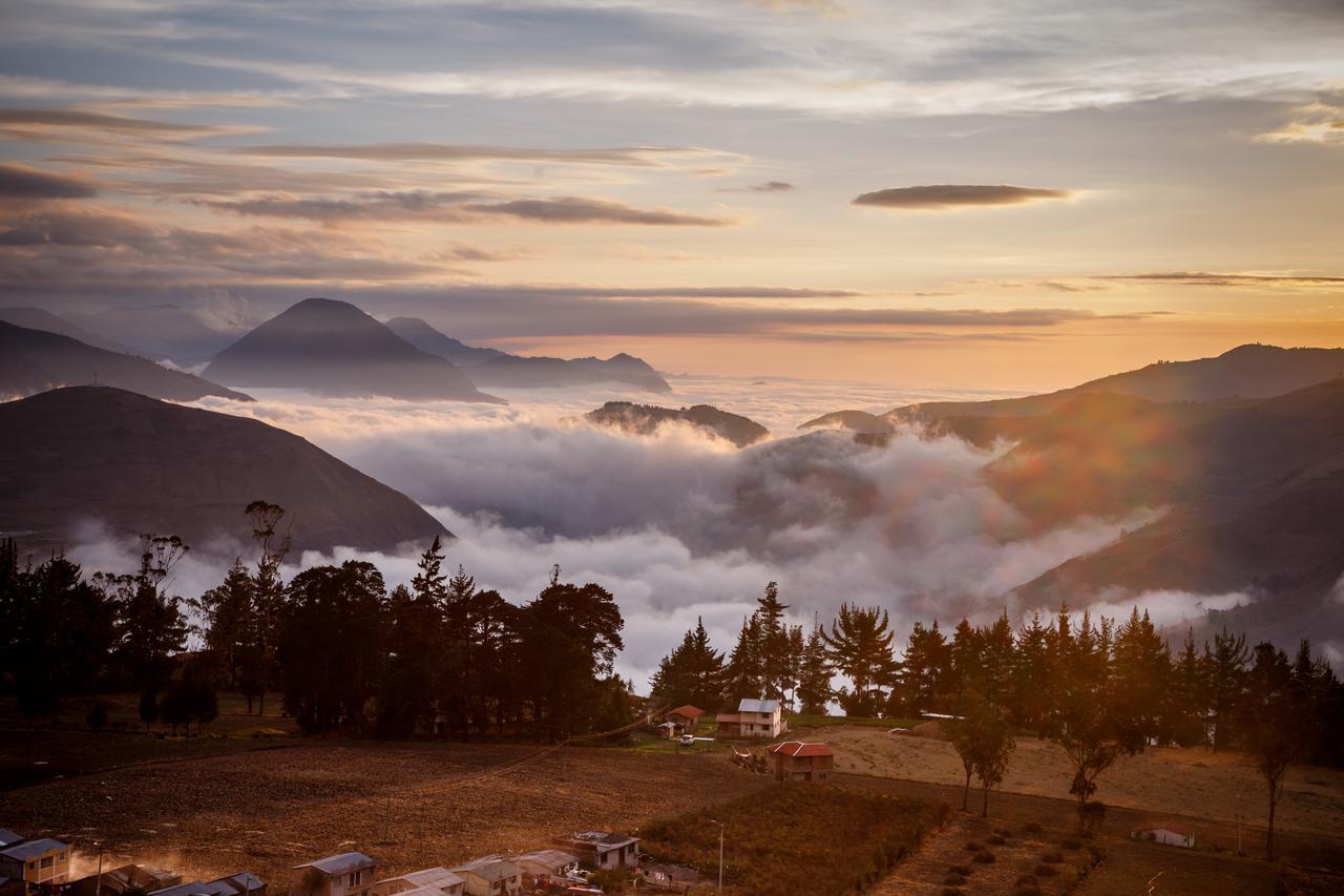 Community Hostel Alausi Bagian luar foto