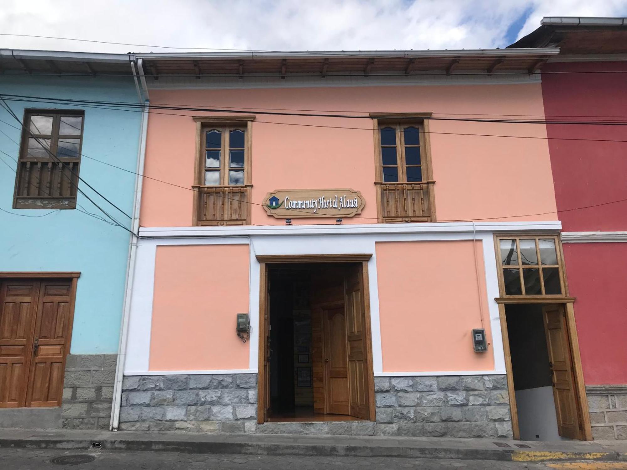 Community Hostel Alausi Bagian luar foto